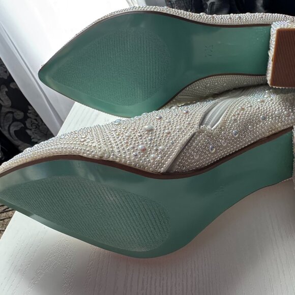 Betsey Johnson Pearl Rhinestone Ankle Boots Pointed Toe Block Heel Zip-Size 7.5 - Picture 5 of 5